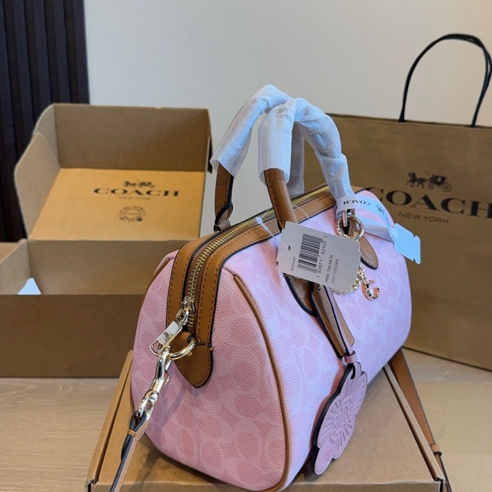 Pink crossbody bag. - Picture 5 of 6